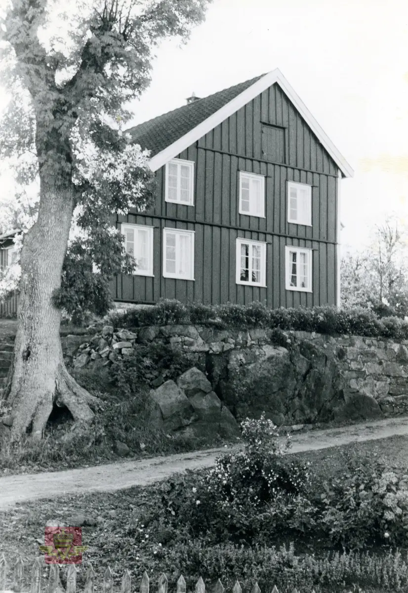 Gammelt hus ved ferjeleiet på Munkestø i Øyestad.
Gammlet hus ved ferjeleiet på Munkestø i Øyestad. (Høsten 1970). 
Navnet på stedet henger sammen med familien Munk  jf. lensherre Erik Munk som holdt til på kongsgården på Nedenes på 1500-tallet.