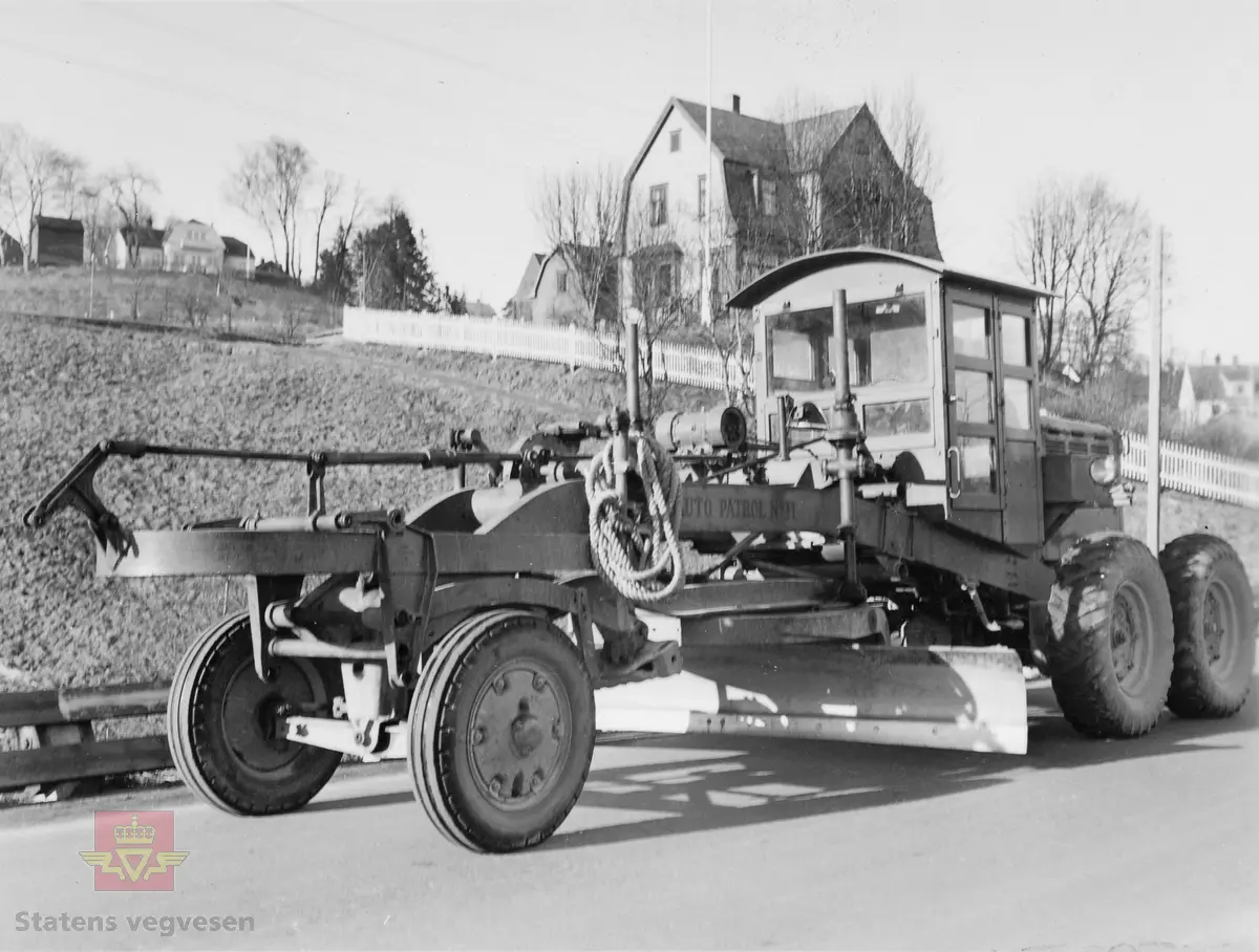 Vegvesenets første Caterpillar veghøvel  29. februar 1939.  Denne hadde bensinmotor.