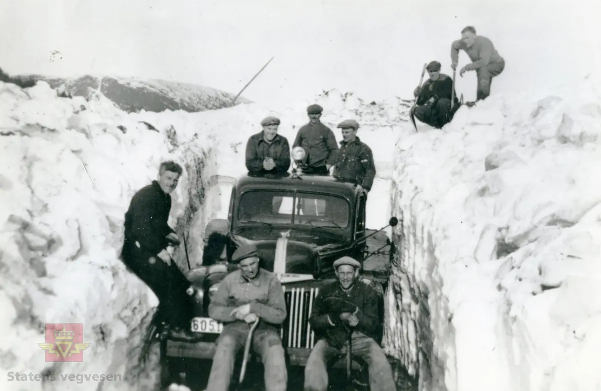 Håndmåking av snø over Lifjellet  våren 1940.