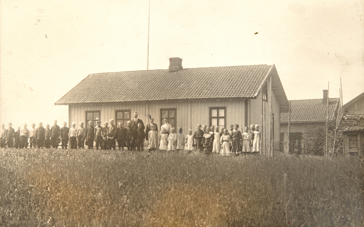 Postkort, Stange, stor gruppe skoleelever foran Grønstad skole, første og femte klasse samlet, sammen med lærer Sveen? og Juland, skolen brant i februar i 1927,