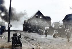 Bebyggelsen i Kirkenes i brann etter bombingen 4. juli 1944.