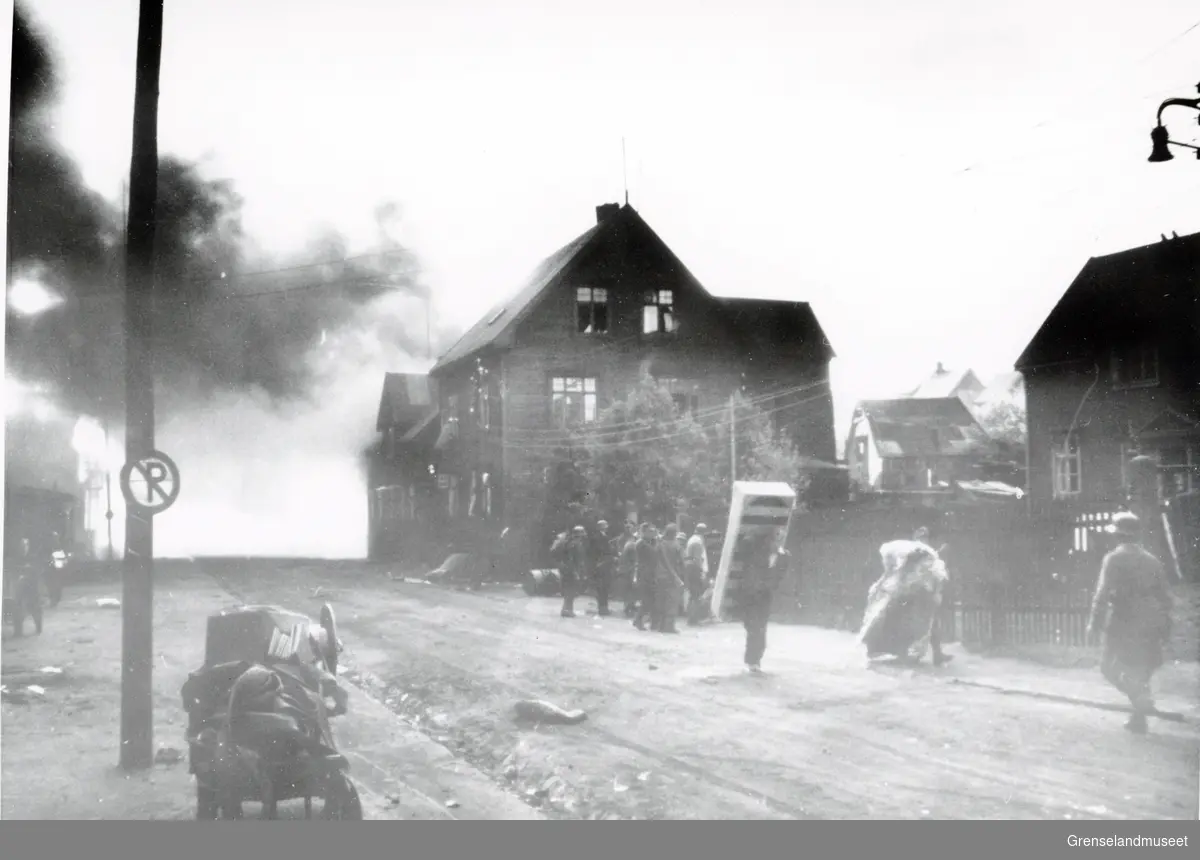 Bebyggelsen i Kirkenes i brann etter bombingen 4. juli 1944. "Reddes det som reddes kan!" 
