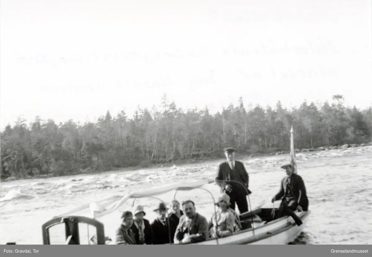 "Fossekallen". Motorbåtrute mellom Salmijærvi og Pitkajærvi, startet av ingeniør Harald Knutsen. Åtte personer sitter på båten på tur. 1931.