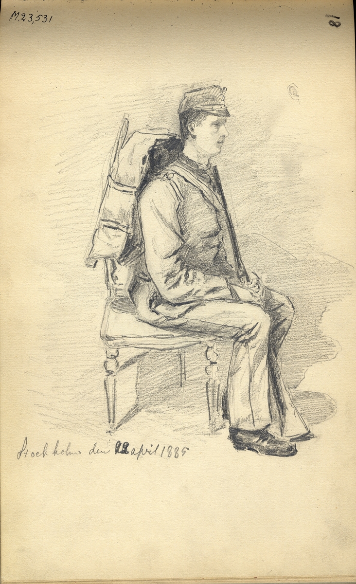 Skiss, blyerts. En ung man i uniform med gevär och ränsel på ryggen, sitter på en stol.
Helfigur, profil.

Inskrivet i huvudbok 1975.