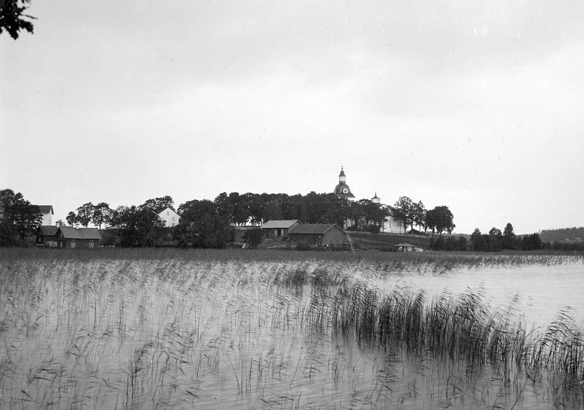 Skedevi kyrka sedd över Björnhultafjärden.