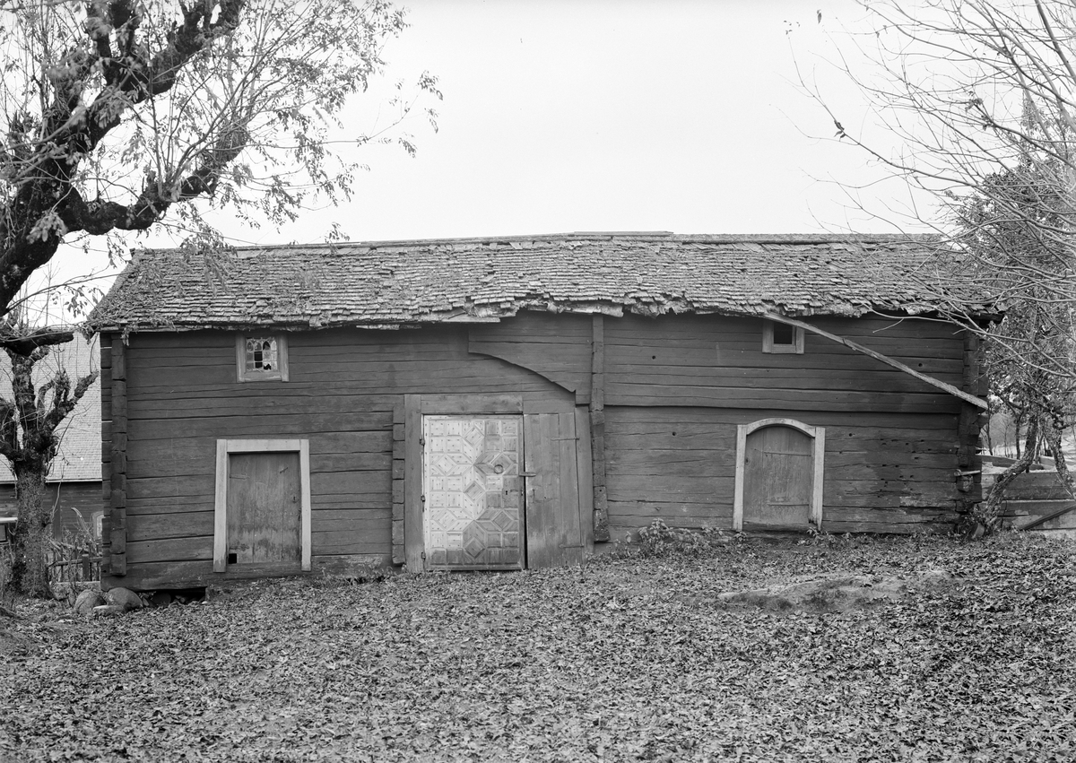 Den gamla bodlängan till gården Västerås i Svinhult visar prov på bondesamhällets pragmatism. En ålderdomlig loftbod har byggts på i etapper med material och delar som funnits till hands.