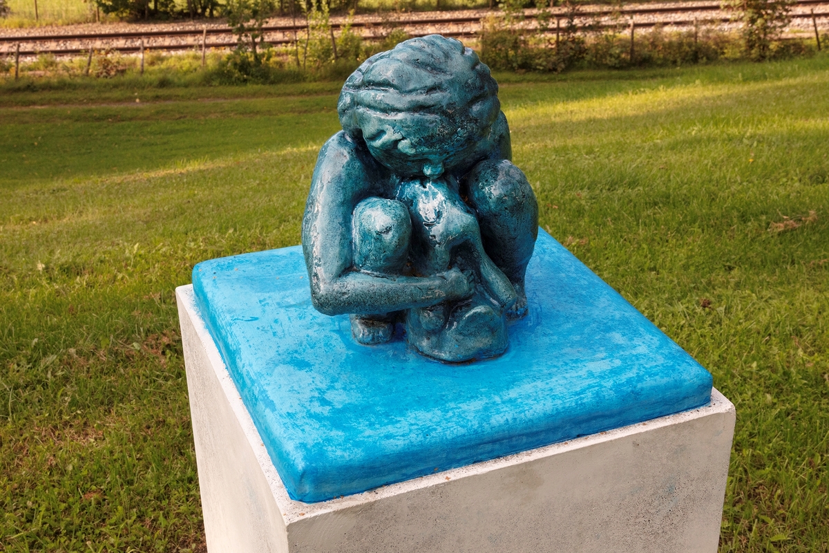 De tre skulpturene med titlene Indigo Kid #1-3 viser barn som kjæler med harer. Skulpturene er først formet i leire, så støpt i betong. Deretter er de malt og farget med waterbased stain, et produkt særlig brukt i USA til behandling av gulv for å etterligne ulike typer stein. Kunstneren har brukt fargen asurblå og lakk for å skape en tilnærmet versjon av blank azuritt; en type krystall som ifølge pseudovitenskap skal roe ned sinnet, frigi stress og forvirring, samt lindre bekymringer og ubesluttsomhet. Titlene Indigo Kid #1-3 kommer fra begrepet Indigo Children, en idé fra New Age-miljøer i 1970- årene, og en betegnelse som ble gitt til barn man hevdet hadde spesielle, usedvanlige eller overnaturlige evner og egenskaper.