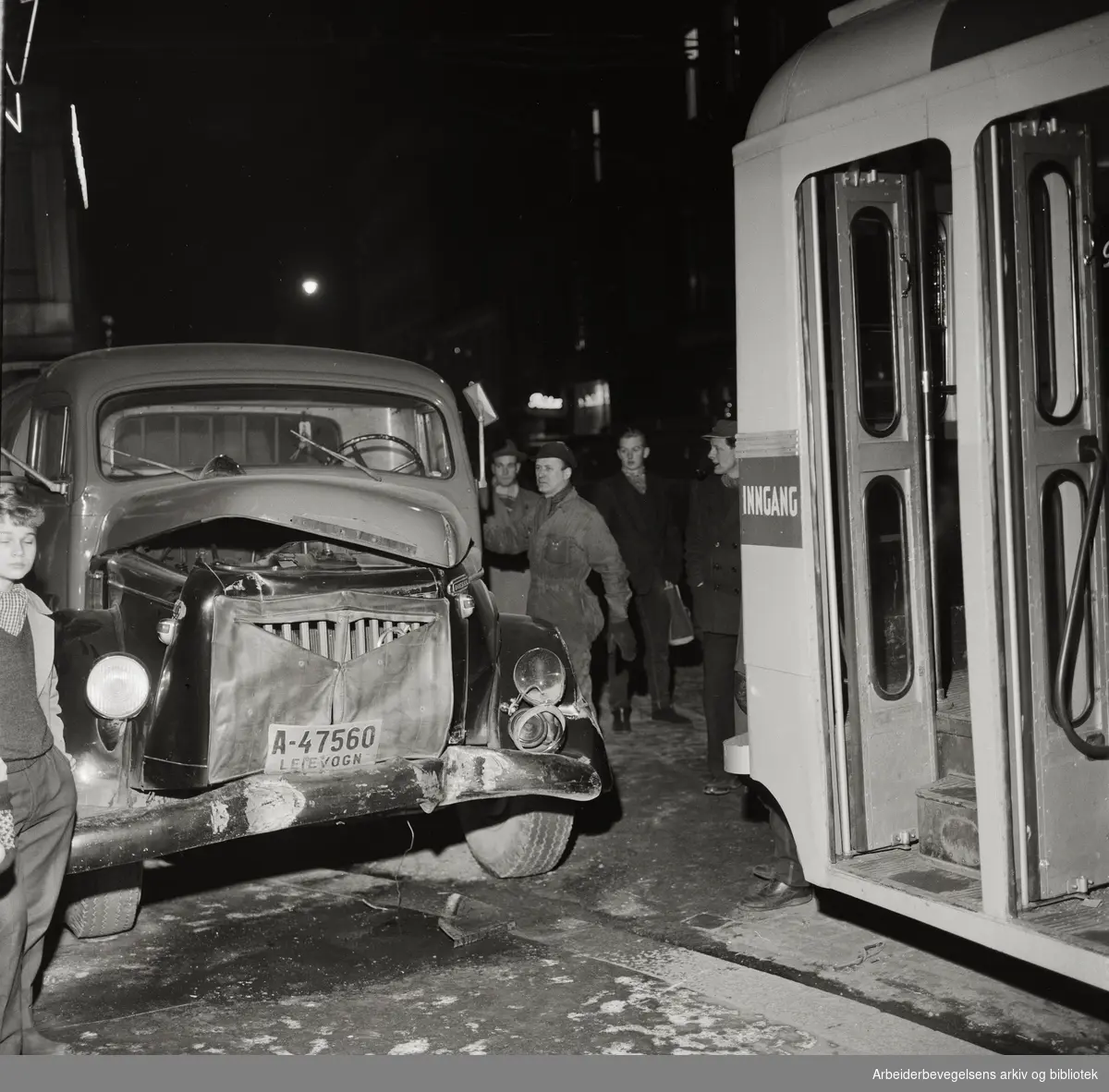 Trafikkaos i Oslo sentrum etter kollisjon mellom lastebil og trikk på hjørnet av Kirkegata og Tollbugata. 20 januar 1960