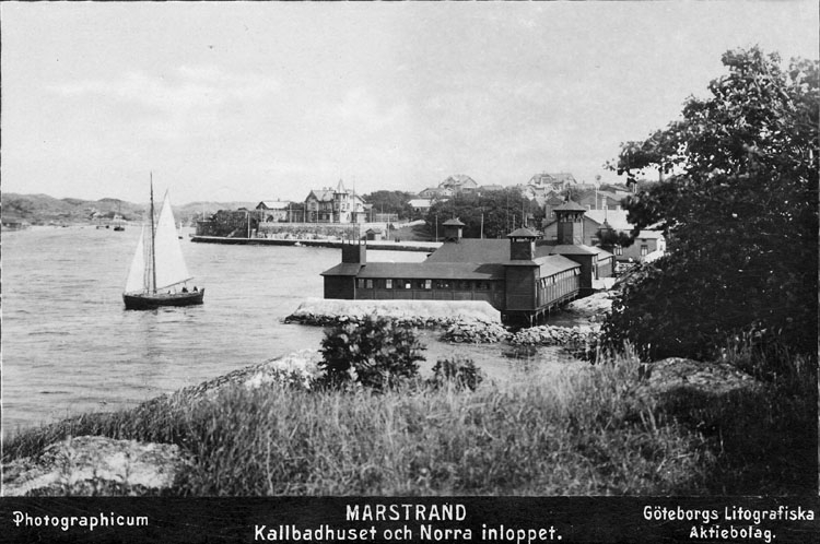Text påbildens framsida: "MARSTRAND Kallbadhuset och Norra inloppet".