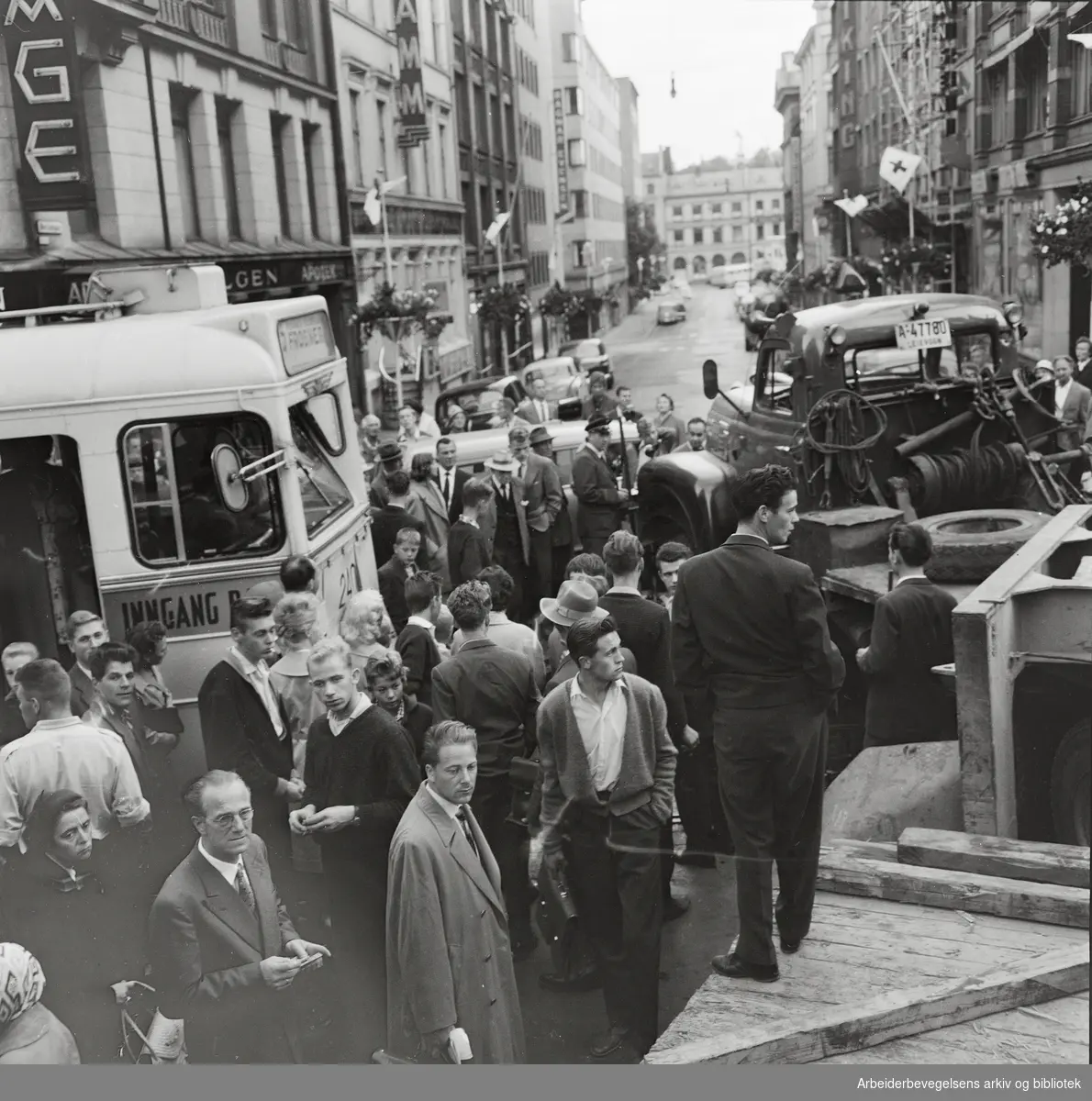 Frognertrikken i kollisjon med lastebil i Prinsens gate. September 1959