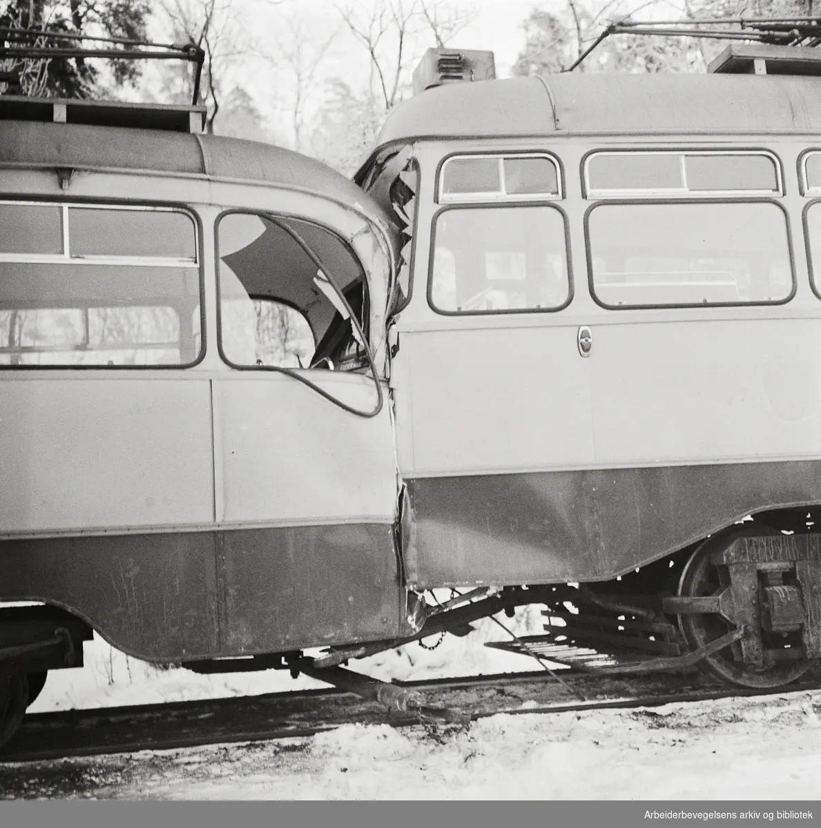 16 personer skadd etter kjedekollisjon på Ekebergbanen i utforkjøringen mellom Jomfrubråten og Sjømannsskolen. 19 desember 1958
