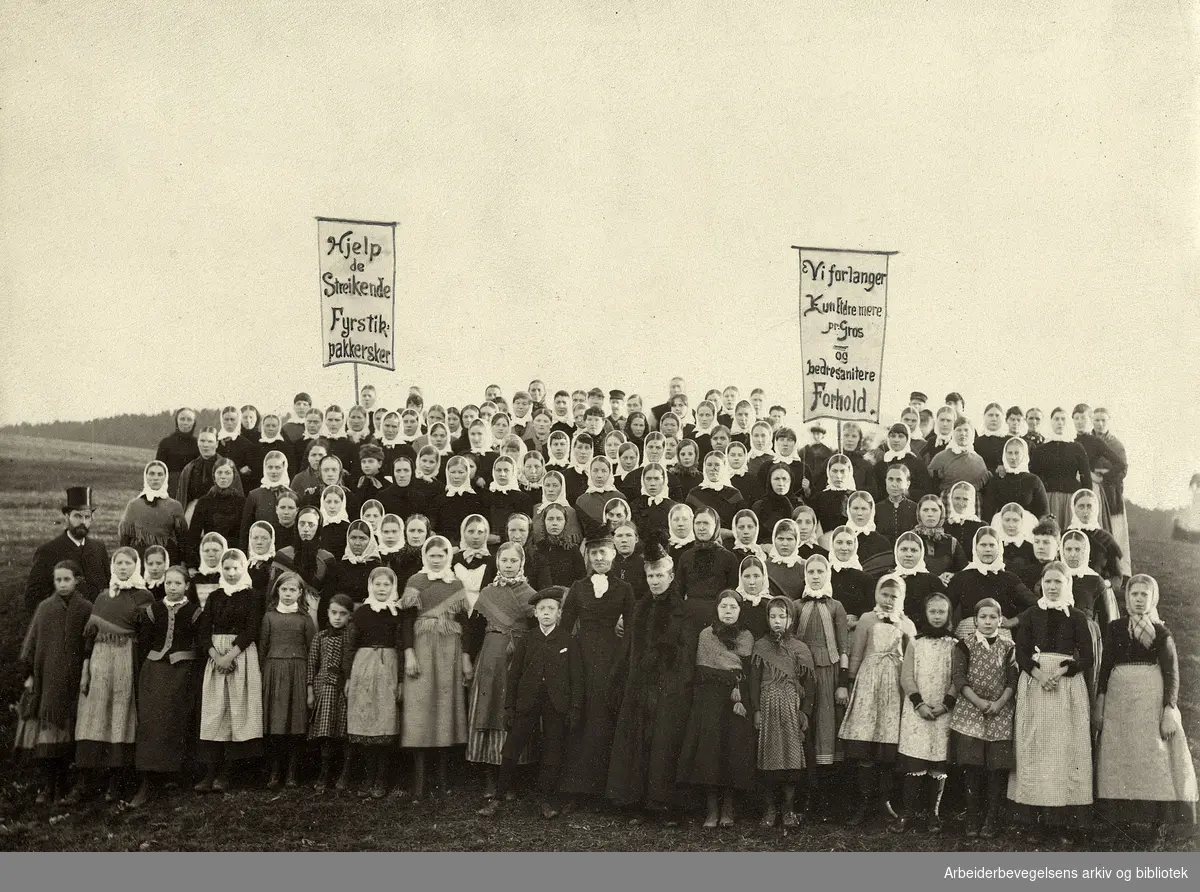 Fyrstikkarbeiderstreiken i oktober 1889, da jentene ved fyrstikkfabrikkene Bryn og Grønvold la ned arbeidet. Til venstre i flosshatt: Carl Jeppesen. Damen til høyre i midten er Hulda Jeppesen.