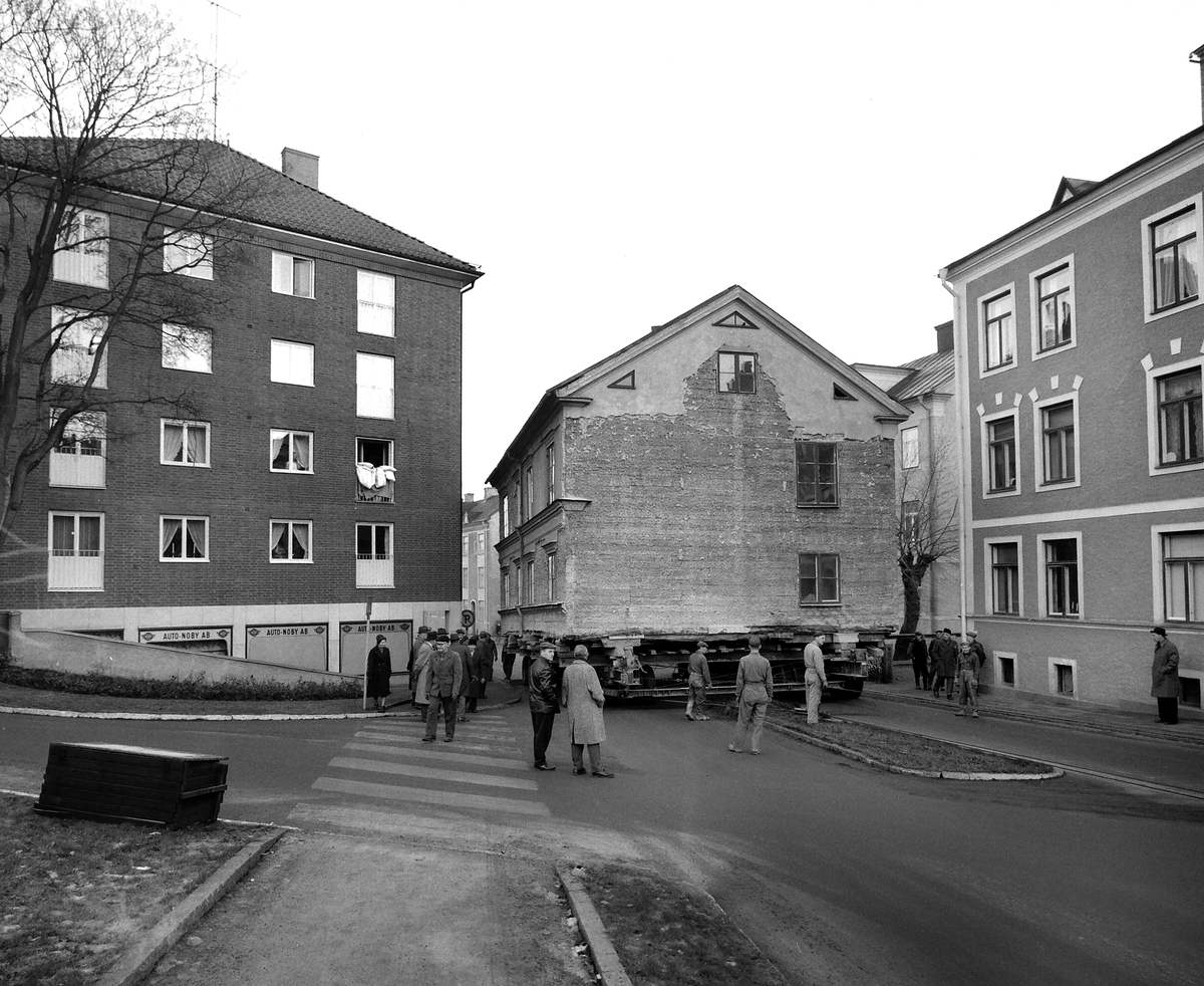 Sundbergska gården hade stått på sin tomt Nygatan 52 sedan det uppfördes 1841, men inte längre. Hösten 1962 gick färden mot friluftsmuseet Gamla Linköping. Här en bildserie från Djurgårdsgatans besvärlig lut.