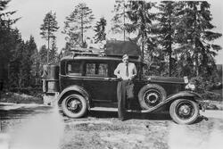 Gunnar Narum med Buick generatorbil, modell omkring 1930. Fo