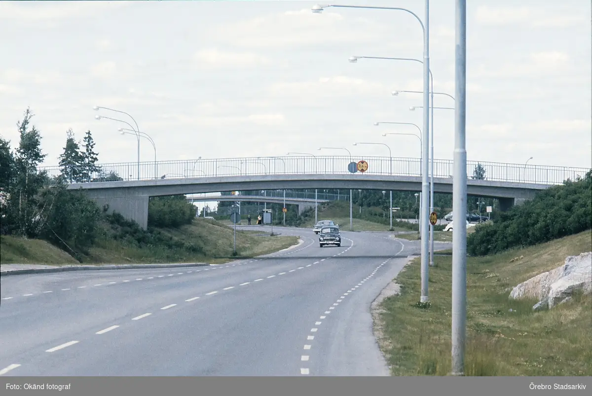Cykelbro över infartsvägen till Brickebacken, 1973 - Örebro Stadsarkiv