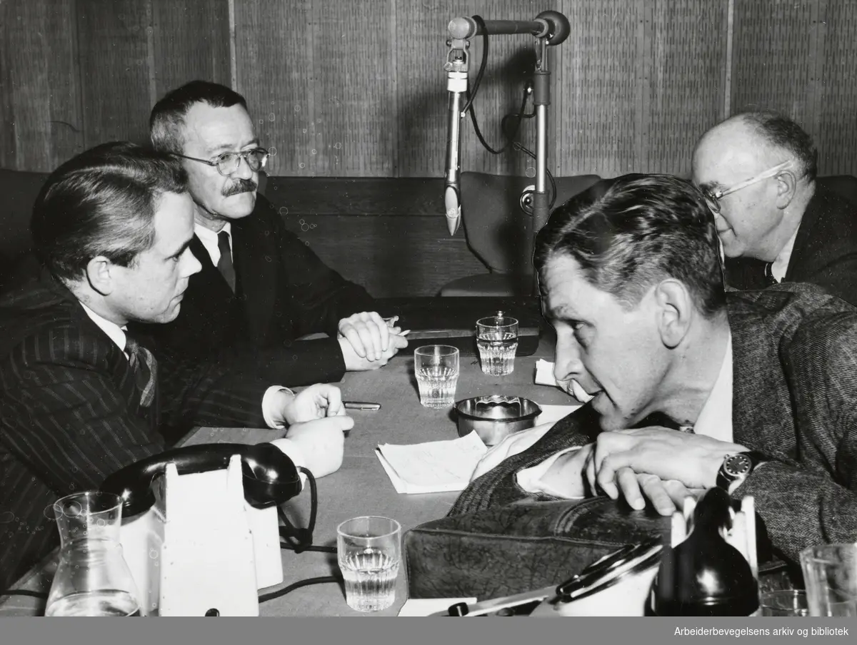 Fra en radiodebatt i NRK om greske flyktinger. Fra venstre, Arvid Sveum, Arnulf Øverland, Finn Moe og August Lange. Februar 1950.