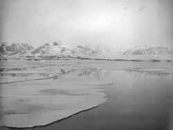 Tekst med bildet: 1912. Fjordis (Forlandsundet) 1912. Fjordi