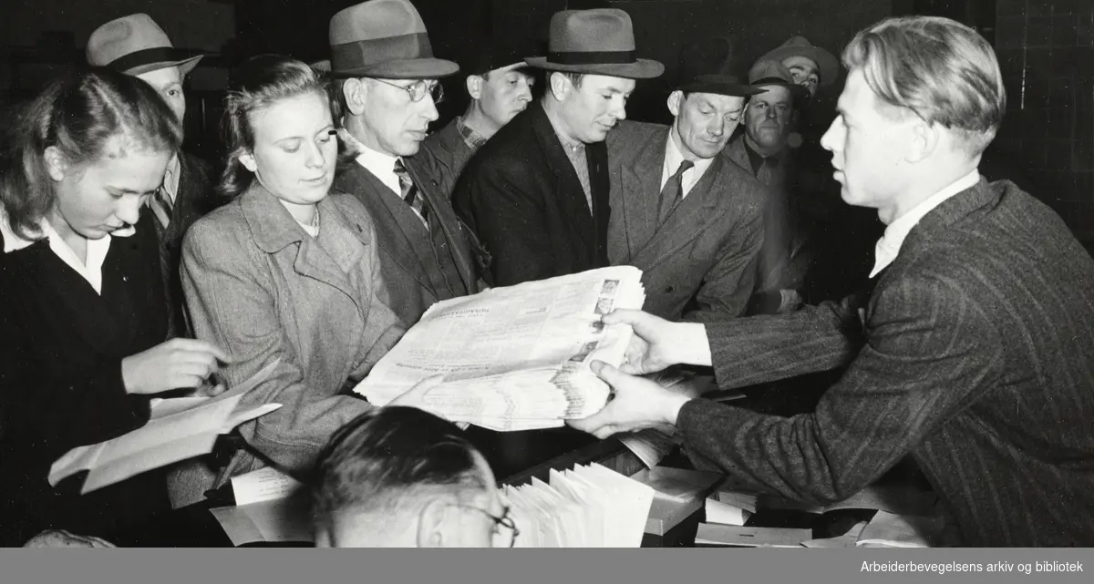 Kommunevalget 1947. Egil Larsen (til høyre) deler ut aviser til husagitasjon på Grünerløkka.
