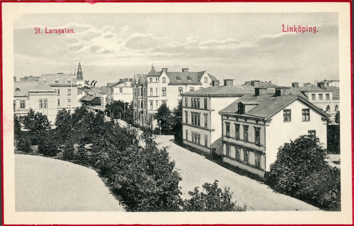 En sparsamt förekommande Linköpingsvy. Trots brevkortets julhälsning exponerat en sommardag omkring 1910. Sankt Larsgatan ur fotografens utsikt från Linnéskolan.