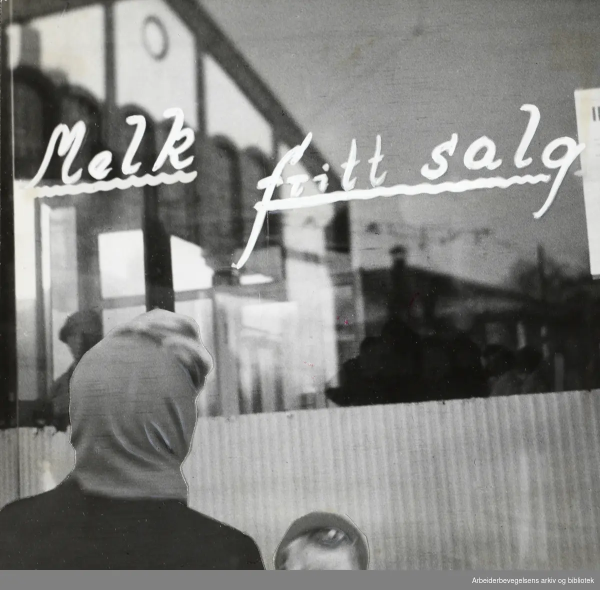 "Melk fritt salg" Slutt på melkerasjoneringen i Oslo. Januar 1949.