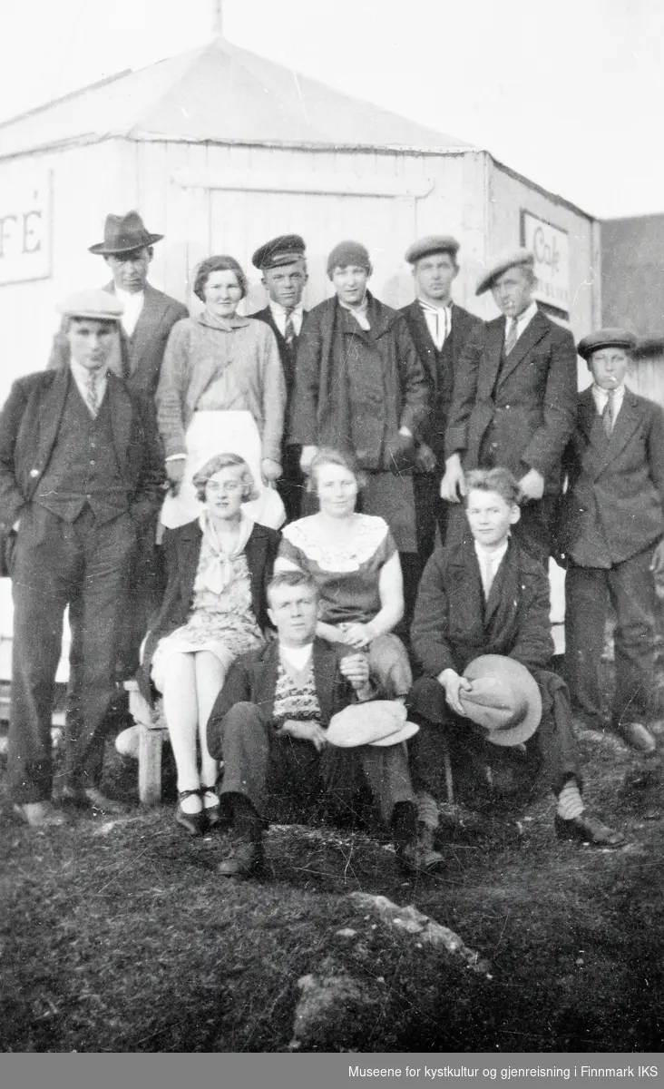 Honningsvåg. Gruppebilde foran "Paviljongen", Severine Severinsens kafé i Normannseth. 1928/29.