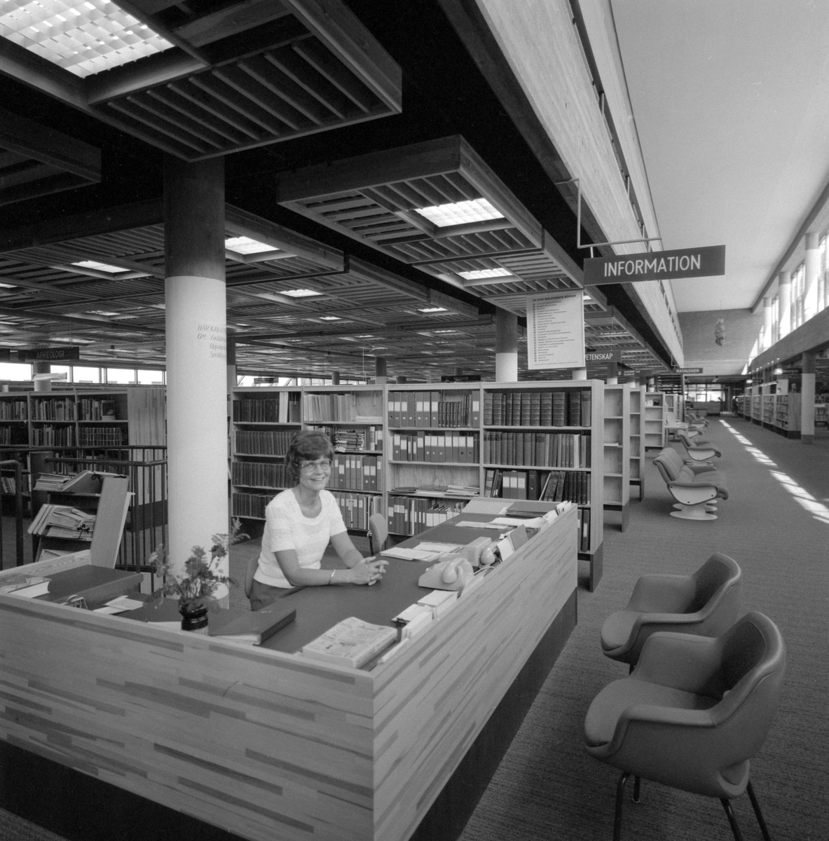 Det nya stifts- och stadsbiblioteket i Linköping invigdes officiellt den 6 juni 1974 men hade då redan varit öppet för allmänheten en tid. Stort, luftigt och med all service en besökare kunde tänkas önska. I den i studier försjunkne mannen ser vi bibliotekets mångårige medarbetare Allan Ranius.