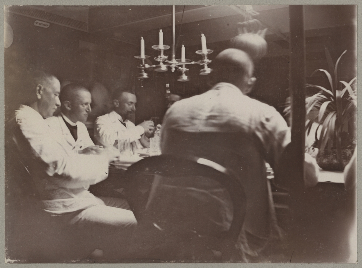 Bilden visar Balders befäl som sitter runt bordet i mässan.