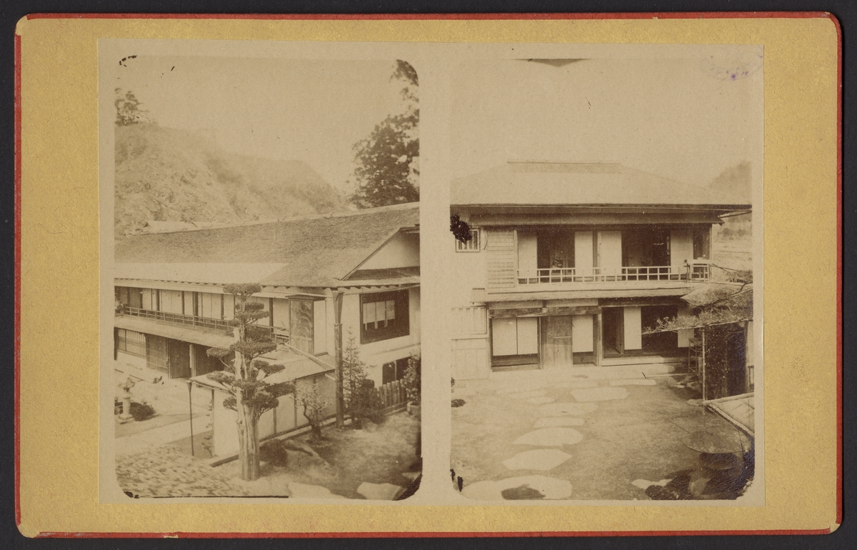På denna kabinettskort syns två bilder från ett hotell i Nikko (Japan).  Den ingår i Rudolf Nissens arkiv. Han följde med Vanadisvärldsomsegling som besökte Japan 1884. Förmodligen köpte han bilden i som souvenir under besöket i Nikko.