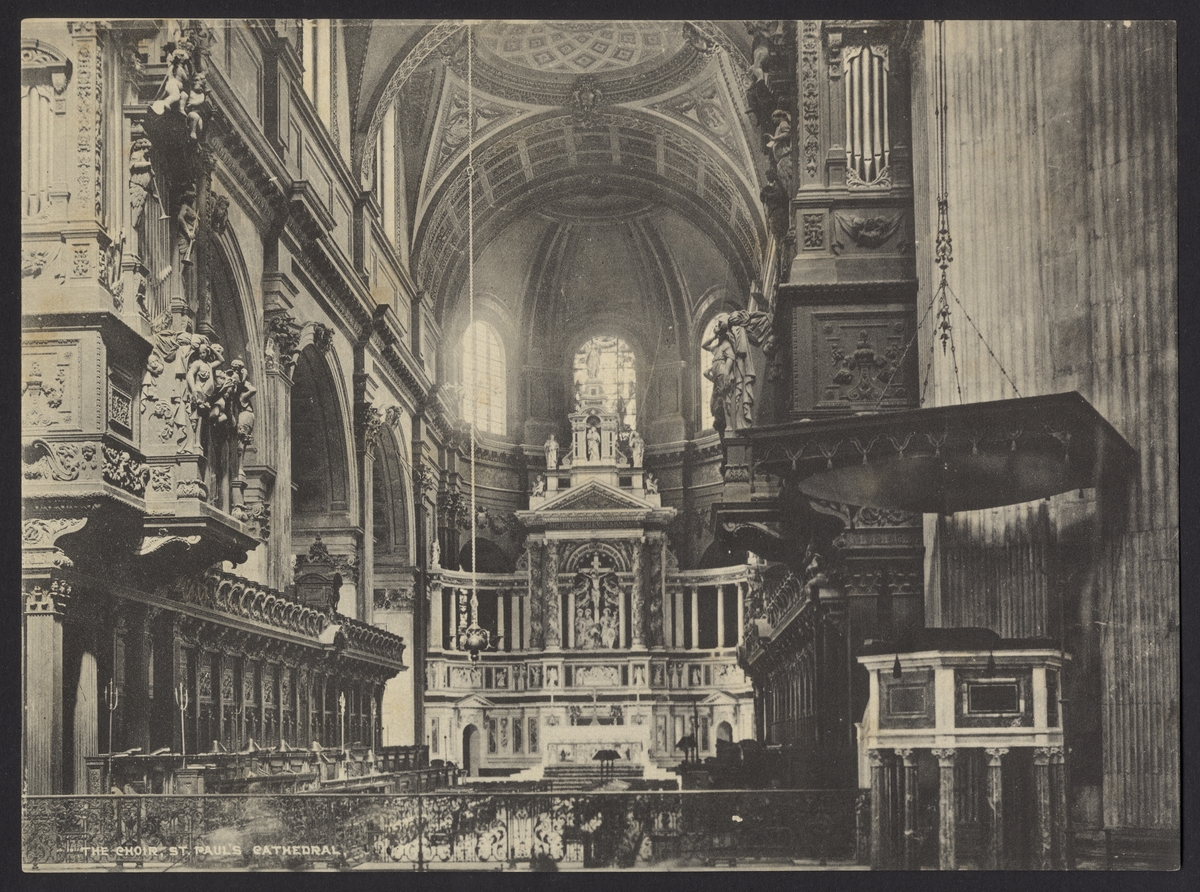 Bilden visar koren av Sankt Paulskatedralen i London.