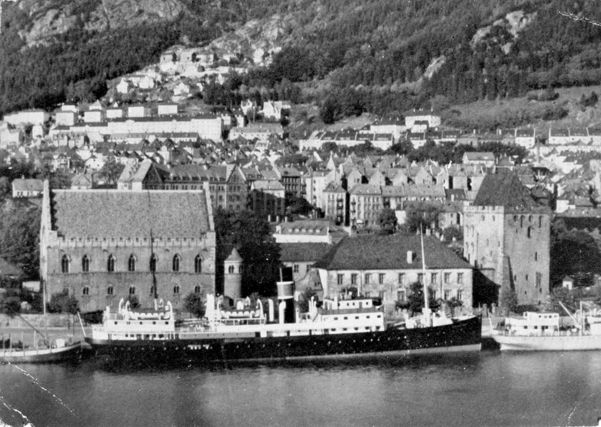 Hurtigruteskipet DS Dronning Maud (1925) ved kai i Bergen