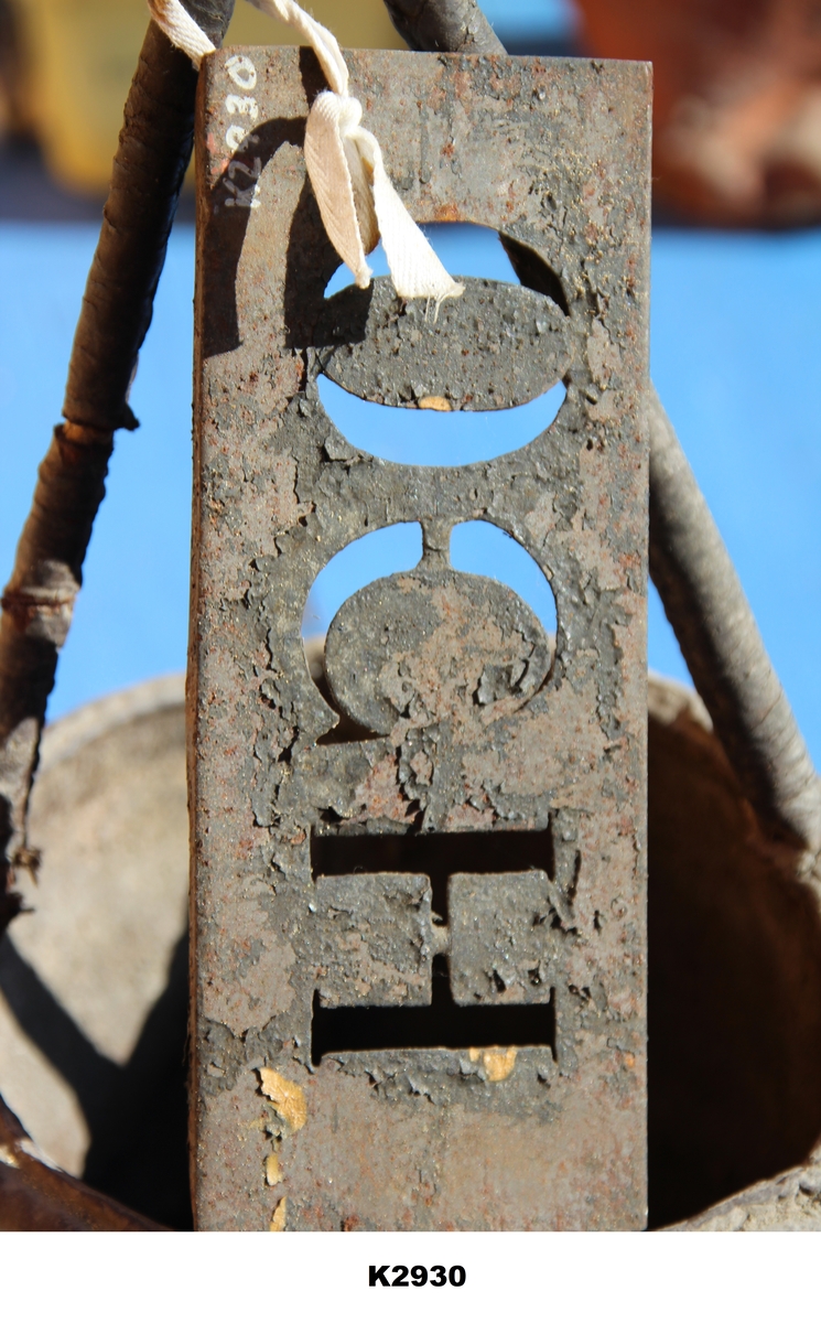 Sjablon er en metallplate av blikk. Den er bøyet på langsidene 1,8 cm på den ene siden og 1 cm på den andre siden. Bokstavene O C H står som åpninger i platen. Høyden på bokstavene er 4,5 cm og bredden 0,7 cm. Disse bokstavene finner vi på brannpøser som har tilhørt Ole Christian Heldal 1830-1908.
