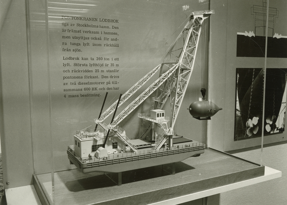 Sjöhistoriska museets permanenta utställning fotograferad 1987. Modell av pontonkranen Lodbrok.