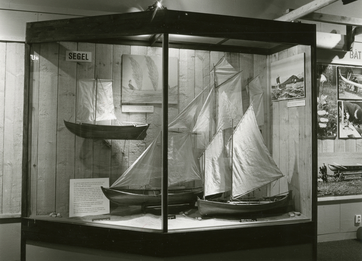 Den permanenta utställningen fotograferad 1987. Monter med fartygsmodeller av allmogens segelfartyg.