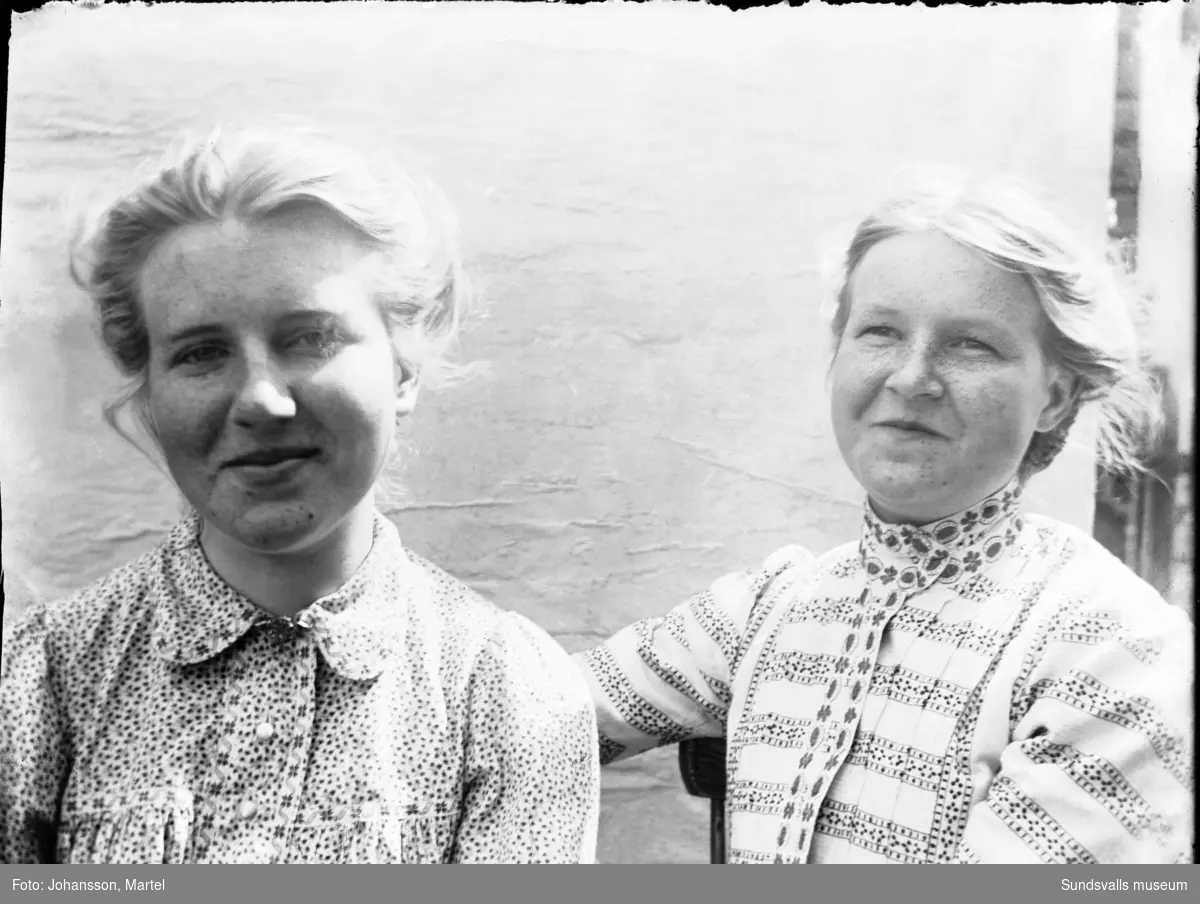 Två av fotografens systrar, Märta Johansson och Sigrid Persson.