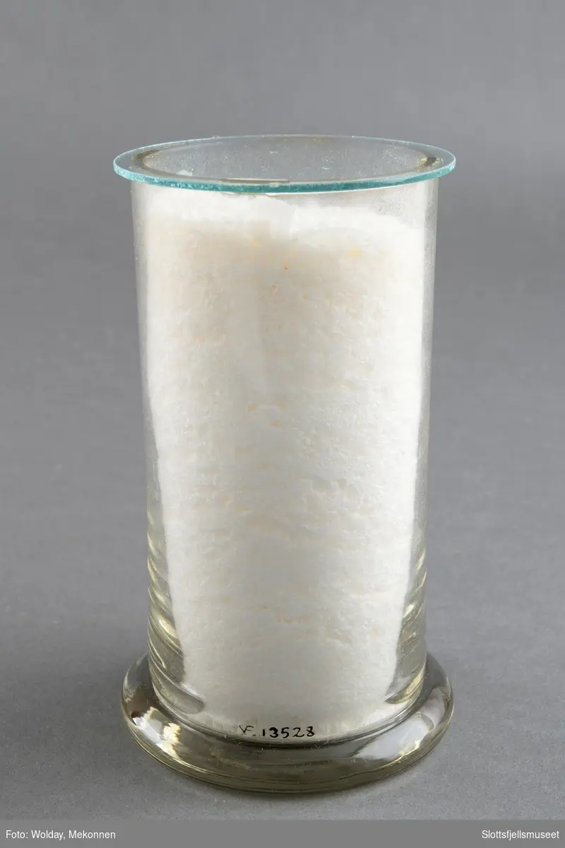 Glassylinder med hvit pulver (Stearinsyre). 