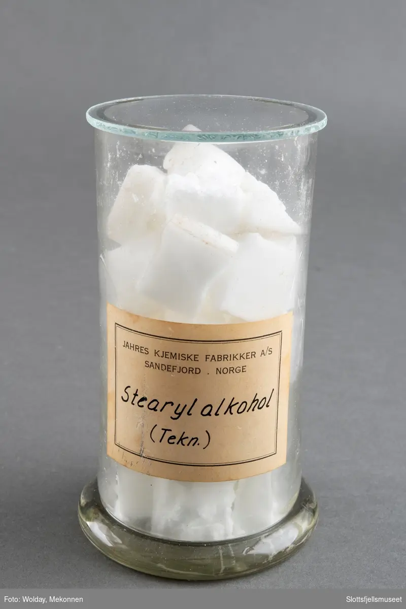 Glassylinder med hvite krystalliserte terninger (Stearylalkohol)