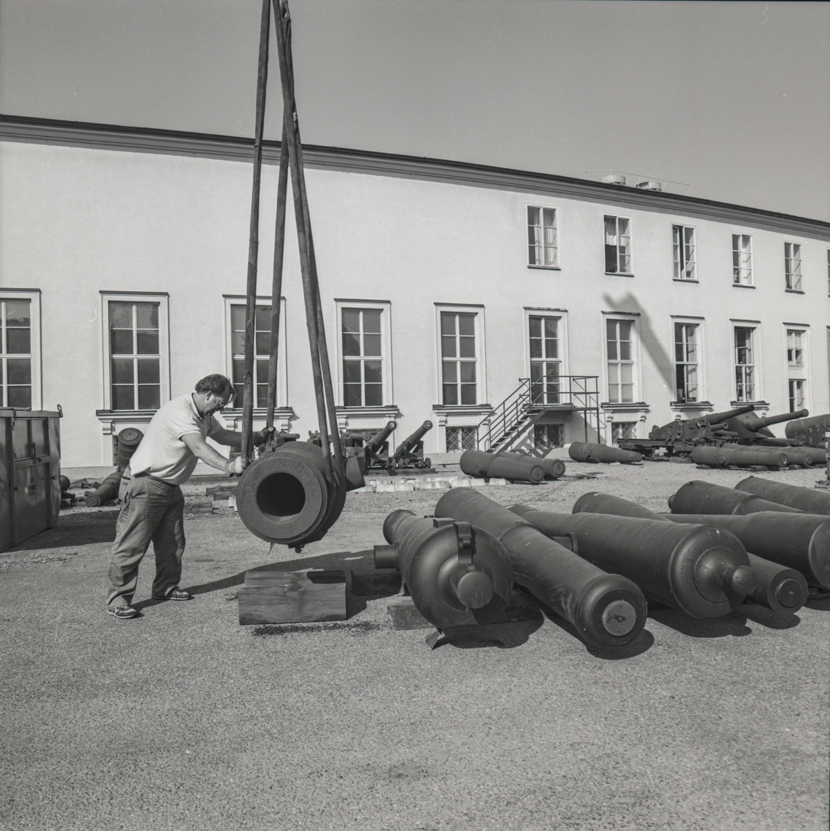 Arbetet med uppförandet av kanonerna på Kanongården vid museets baksida. Tunga lyft med kranbil.