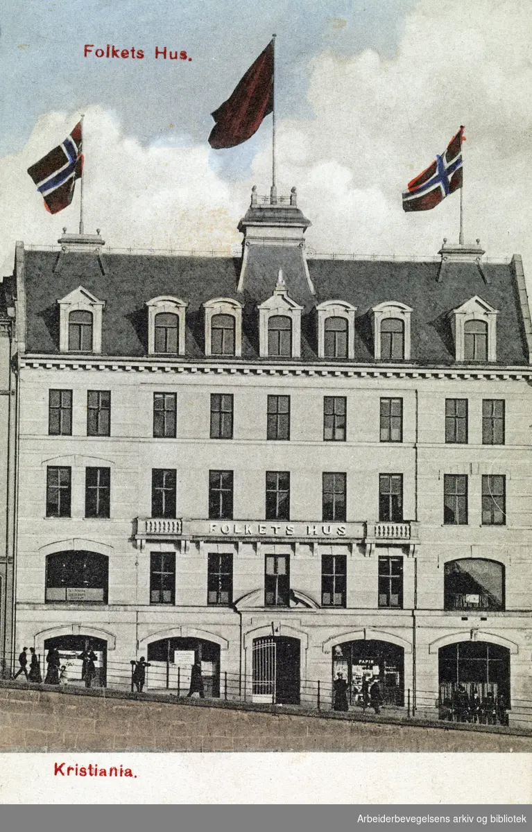 Fotografisk postkort med med motiv fra Youngstorget og Folkets Hus. 1907