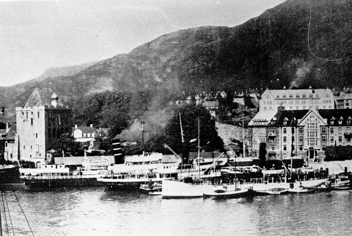 Havna i Bergen, med mange båter ved kai. DS Polarlys blant dem. I bakgrunnen ser man Rosenkranztårnet