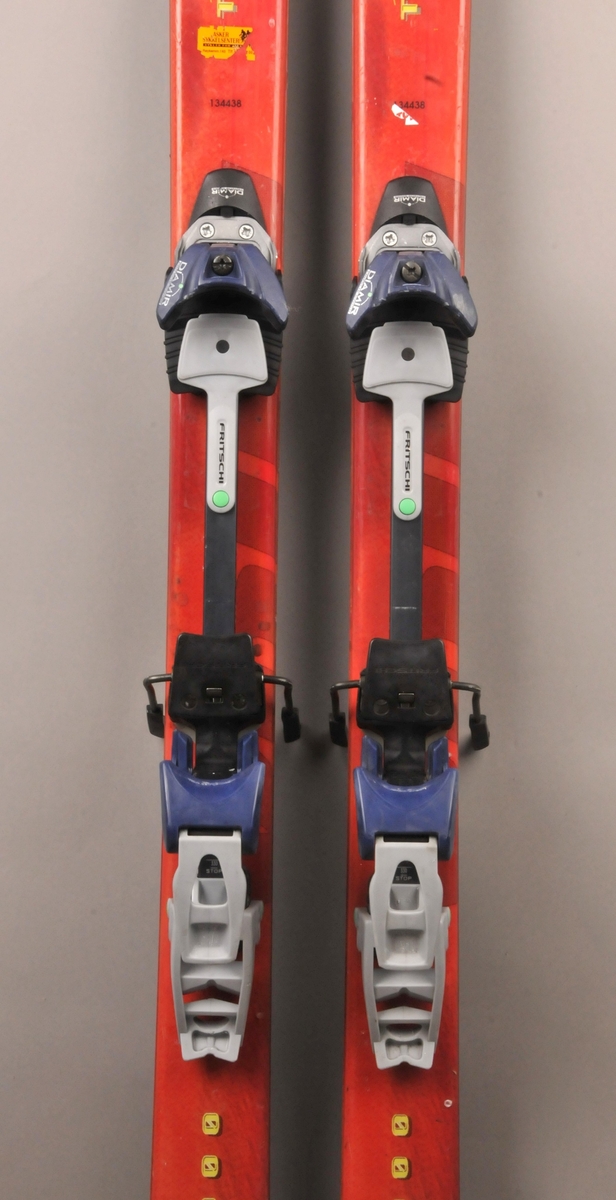 To par ski, med bindingar. Glasfiberski med stålkantar. Hol i skitupp og baktupp. 
Binding av merke Diamir Fritschi titanal II.