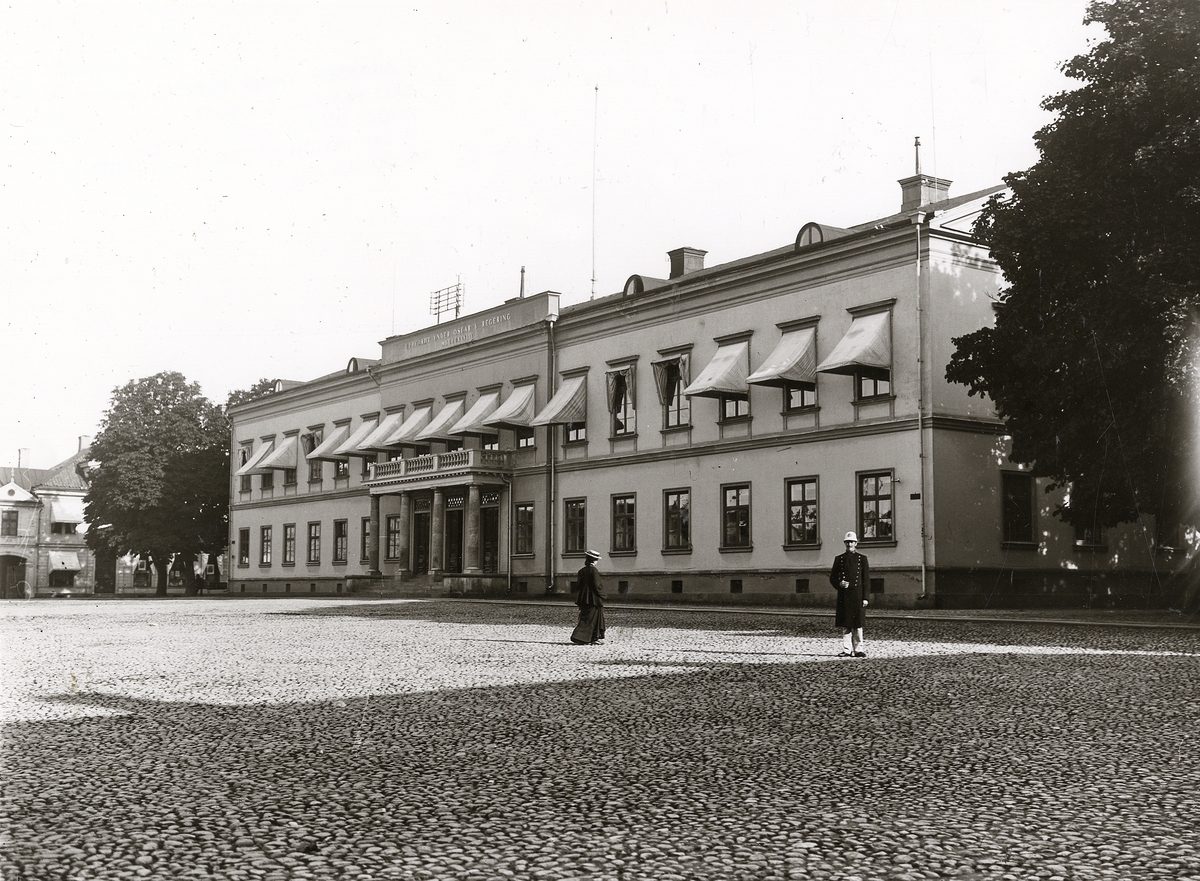 Stortorget med residenset, ca 1910. I bakgrunden skymtar några hus längs Kungsgatan.
Poliskonstapel Carl Hall poserar vid östra hörnet (mot Kronobergsgatan), iförd dåtida sommaruniform.