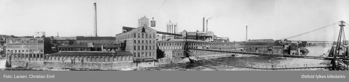 Borregaard fabrikker i Sarpsborg sett fra Hafslundsiden. Panorama (repro), ant. sammenkobling av flere bilder,
