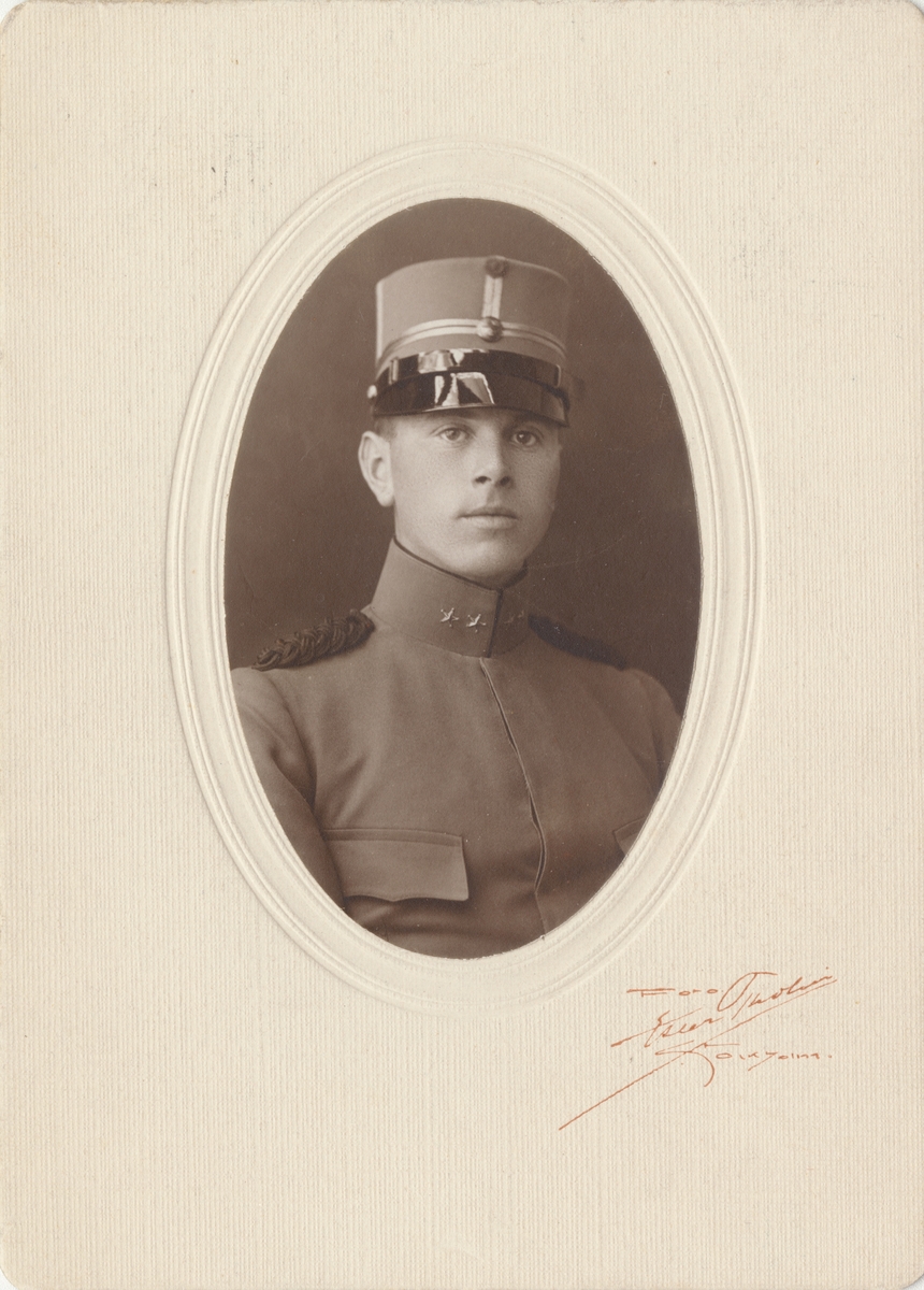 Porträtt av Åke Grönhagen, löjtnant vid Fortifikationen.