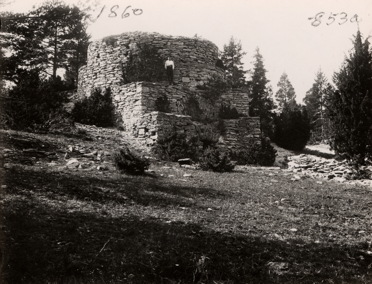 Stor, vedeldad kalkugn för periodisk drift. Senast använd omkring år 1860. Bunge socken, Gotland.