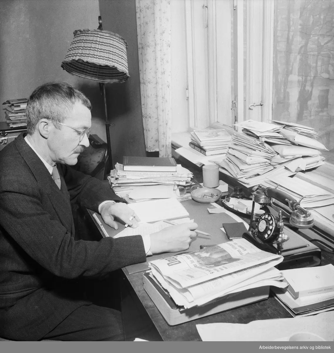 Arnulf Øverland (1889-1968). Forfatter. Udatert