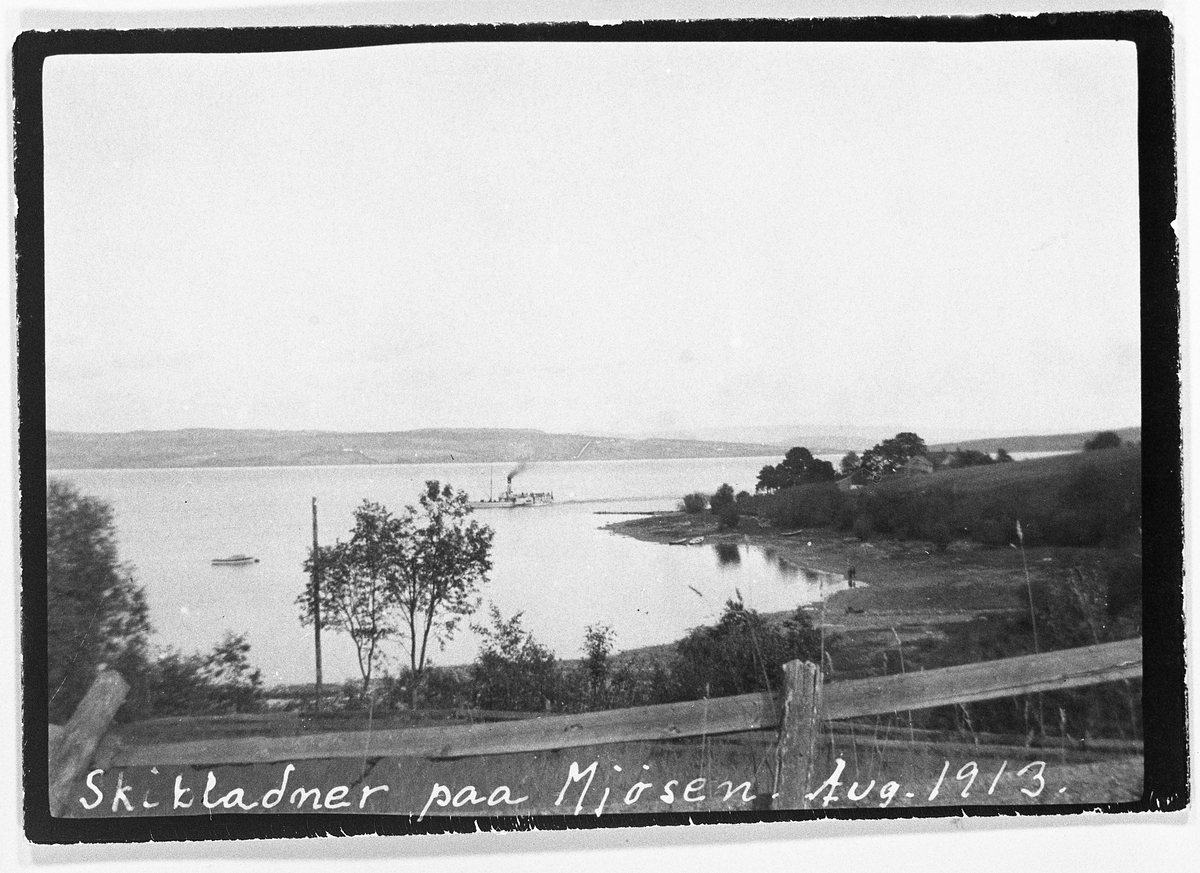 Skibladner fotografert utenfor Smørvika på Kapp i august 1913.
Plassen Smørvika skimtes ute på Smørvikodden til høyre.