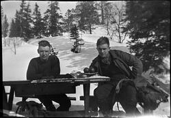 To menn ved bord i snøen