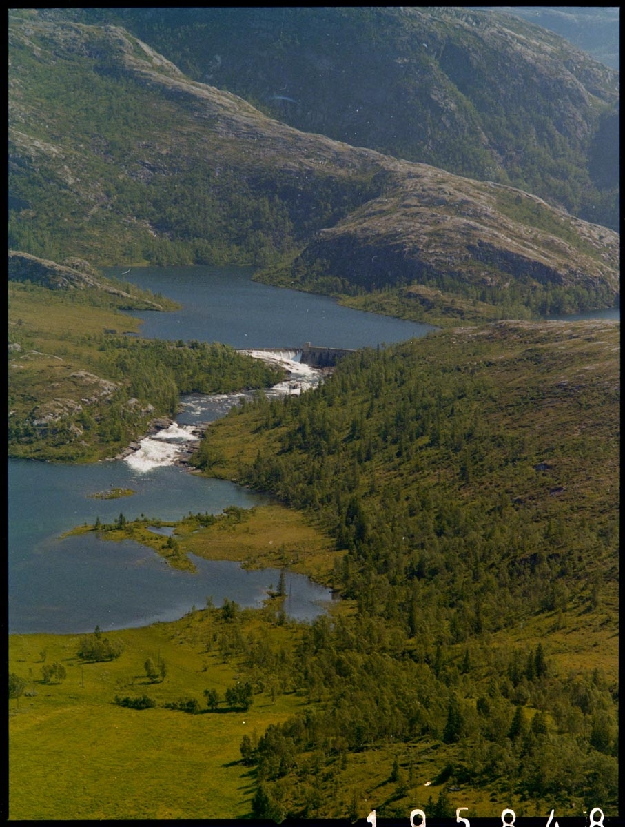 Leirfjord, Forslandsdalen. Forslandsdalen, regulert vassdrag, med "Øverdammen" øverst og "Mellomdammen" nederst.