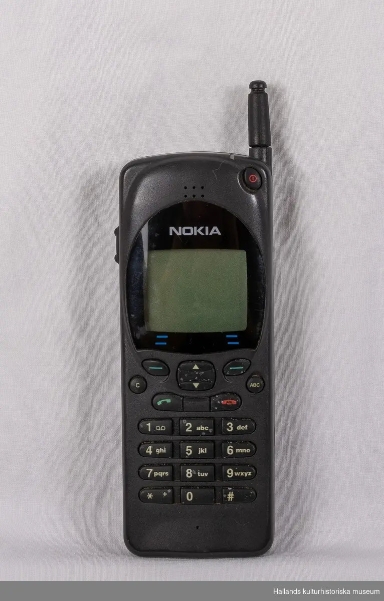 Nokia 2110 (Tillverkare: Nokia, modell: 2110) med yttre skal av svart hårdplast. På framsidan finns en digital skärm, en gummerad knappsats, högtalare, mikrofon, samt tillverkarens logotyp "Nokia" ovanför skärmen. Telefonen har en utfällbar pinnformad antenn. Telefonens baksida utgörs till ungefär 2/3 av ett avtagbart batteri. Ovanför batteriet en lucka för telefonkort (simkort) samt tillverkarens logotyp. Telefonkortet sitter kvar under luckan. På telefonens undersida en kontakt under lucka