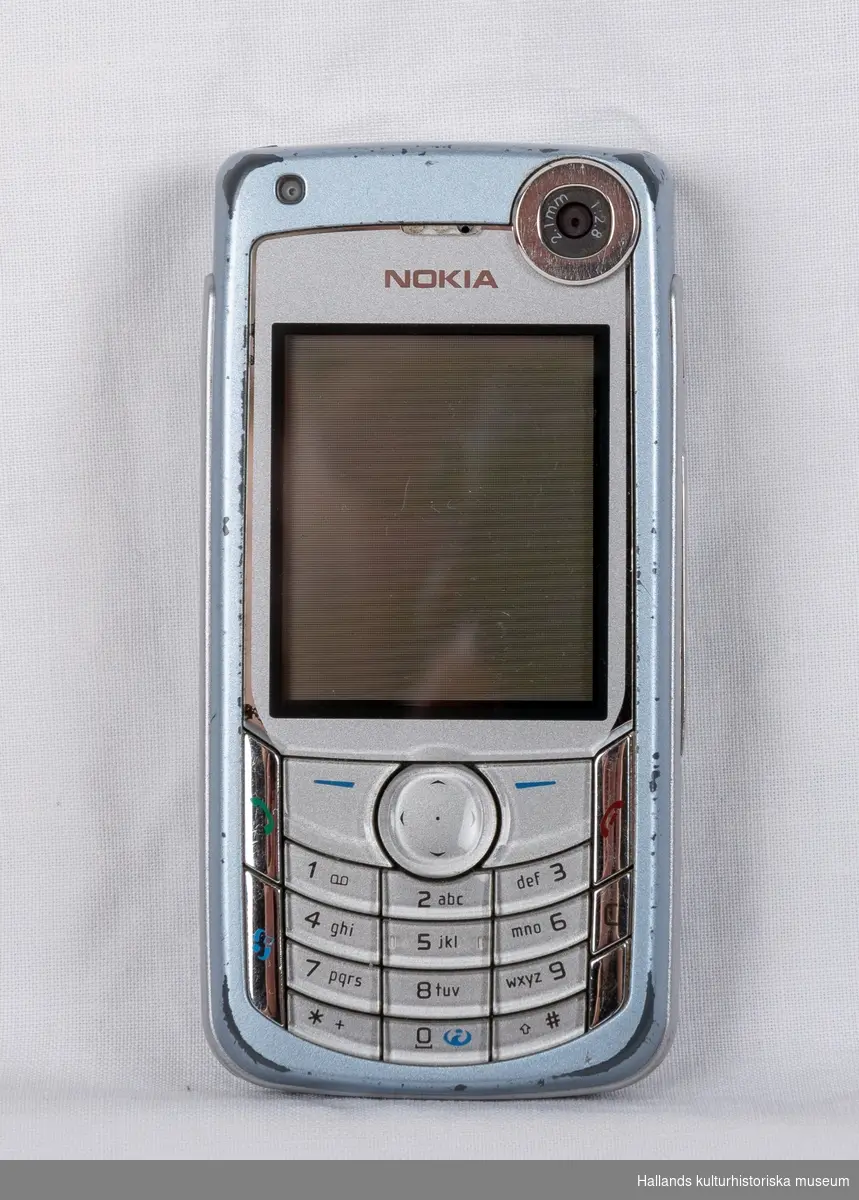 Nokia 6680 (Tillverkare: Nokia, modell: 6680) med yttre skal av hårdplast i ljusturkos metallicfärg. 

På telefonens framsida en digital skärm, kameraoptik, en silverfärgad knappsats gummerad i genomskinlig mjukplast, samt tillverkarens logotyp: Nokia. På telefonens baksida finns en lucka för minneskort (under luckan ett kort på 64 gigabyte), samt två tryckknappar. På dess undersida en kontakt under lucka. På baksidan (även den märkt med företagets logotyp) finns en skjutlucka som exponerar ett kameraobjektiv. Baksidan är avtagbar för åtkomst till batteri och telefonkort (simkort)